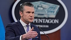 Verteidigungsminister Pete Hegseth spricht zu Medienvertretern während einer Pressekonferenz im Pentagon in Washington, Dienstag, 31. März 2026. 