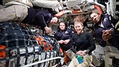 Die Astronauten Jeremy Hansen, Reid Wiseman, Christina Koch und Victor Glover auf einer Videokonferenz aus der Mondumlaufbahn am Donnerstag, 2. April 2026.