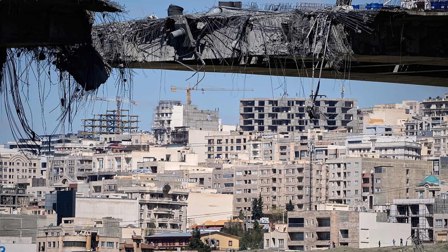 جسر تعرض لغارات جوية أميركية، الخميس، يظهر في مدينة كرج غرب إيران، الجمعة 3 أبريل/نيسان 2026.