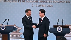 French President Emmanuel Macron shakes hands with South Korean President Lee Jae-myung in Seoul, 3 April, 2026