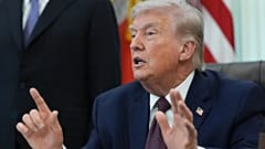 US-Präsident Donald Trump beantwortet nach der Unterzeichnung einer Verfügung im Oval Office des Weißen Hauses am 31. März 2026 Fragen von Journalisten in Washington.