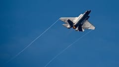 الولايات المتحدة يؤدي فريق العرض التوضيحي التابع للبحرية F-35C Lighting II عرضًا في معرض أتلانتا الجوي في مطار أتلانتا الإقليمي، الأحد 23 مايو 2021، في مدينة بيتشتري، جورجيا.