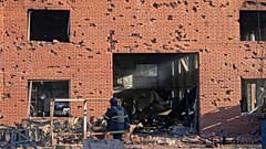 Schrapnelllöcher bedecken die Wand der beschädigten Eisenbahnwerkstätten in der Nähe von Kiew, 14. März 2026