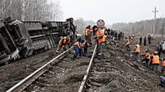 Sieben Waggons des Zuges entgleisten gegen halb acht Uhr morgens Ortszeit
