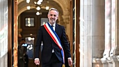 Ο Emmanuel Grégoire αναλαμβάνει το πρώτο του μεγάλο έργο ως νέος δήμαρχος. 