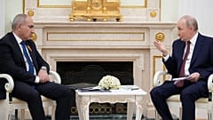Der russische Präsident Wladimir Putin und der armenische Premierminister Nikol Pashinyan sprechen während ihres Treffens im Kreml in Moskau, 1. April 2026