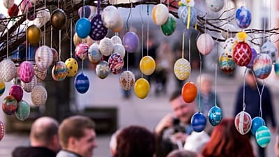 FILE - Uova di Pasqua dipinte appese a un albero di Pasqua a Saalfeld, nella Germania centrale, 30 marzo 2018.