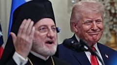 US-Präsident Donald Trump lauscht dem amerikanischen Elpidophoros während einer Zeremonie zum griechischen Unabhängigkeitstag im Weißen Haus in Washington, DC, 26. März 2026.