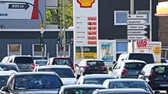 Eine Tankstelle in der Essener Innenstadt zeigt am Mittwoch, 1. April 2026, die hohen Kraftstoffpreise aufgrund des Iran-Krieges. (AP Photo/Martin Meissner)