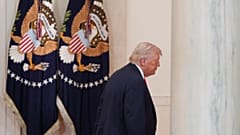 غادر الرئيس دونالد ترامب قاعة كروس بالبيت الأبيض في واشنطن يوم الأربعاء 1 أبريل/نيسان 2026، بعد إلقاء كلمة حول الحرب مع إيران. 