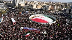 يتجمع المشيعون خلال موكب جنازة علي رضا تنكسيري، قائد البحرية في الحرس الثوري الإسلامي الإيراني، وآخرين قتلوا في الغارات الإسرائيلية في أواخر مارس/آذار