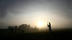 Un druide devant l'ancien monument mégalithique de Stonehenge, dans le Wiltshire, au sud de l'Angleterre, le mercredi 21 décembre 2005. (Image d'illustration)