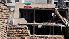 يرفرف علم إيراني على سطح مبنى سكني تضرر جراء الغارات الأمريكية الإسرائيلية الأخيرة في منطقة فردس، غرب طهران، إيران، يوم الجمعة 3 أبريل/نيسان 2026.