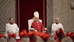 Papst Leo XIV. nimmt an der Feier der Passion des Herrn im Petersdom im Vatikan teil, Freitag, 3. April 2026 (AP Photo/Andrew Medichini)