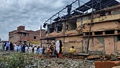  ينظر السكان المحليون إلى منطقة متضررة من مركز للشرطة بعد تفجير دامٍ وقع ليلًا في منطقة بانو شمال غرب باكستان، الجمعة 3 أبريل 2026. 