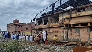  ينظر السكان المحليون إلى منطقة متضررة من مركز للشرطة بعد تفجير دامٍ وقع ليلًا في منطقة بانو شمال غرب باكستان، الجمعة 3 أبريل 2026. 