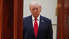  وصل الرئيس الأميركي دونالد ترامب من الغرفة الزرقاء إلى قاعة كروس في البيت الأبيض يوم الأربعاء 1 أبريل/نيسان 2026، في واشنطن، ليلقي كلمة حول الحرب مع إيران. 