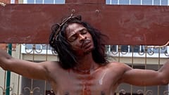 Jesusfigur von Ugwu Odili ans Kreuz genagelt