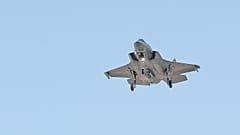 الولايات المتحدة تقترب طائرة مشاة البحرية F-35B Lightning II مع Marine Fighter Attack Squardon 122 من المدرج في محطة مشاة البحرية الجوية-يوما.