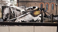 Kiégett mentőautó a londoni Golders Green egyik parkolójában, 2026. március 23-án
