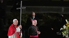 Papst Leo XIV. trägt ein leichtes, 1,5 Meter langes Holzkreuz während der Via Crucis, der Karfreitagsprozession mit Fackeln am Kolosseum in Rom.