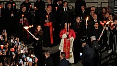 Papst Leo XIV. trägt beim Kreuzweg am Karfreitag im Fackelschein am Kolosseum in Rom ein leichtes Holzkreuz von eineinhalb Metern Länge.