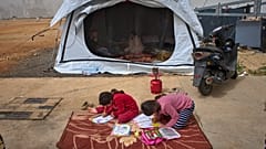 Tamara und ihre Schwester sitzen auf dem Boden, da ihre Eltern, Sara und Ahmed, wegen der israelischen Bomben aus ihrem Dorf Khiyam im Südlibanon geflohen sind. Beirut, Libanon, 03.04.2026.