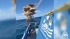 Le navire de sauvetage Sea-Watch arrive à la plate-forme pétrolière.