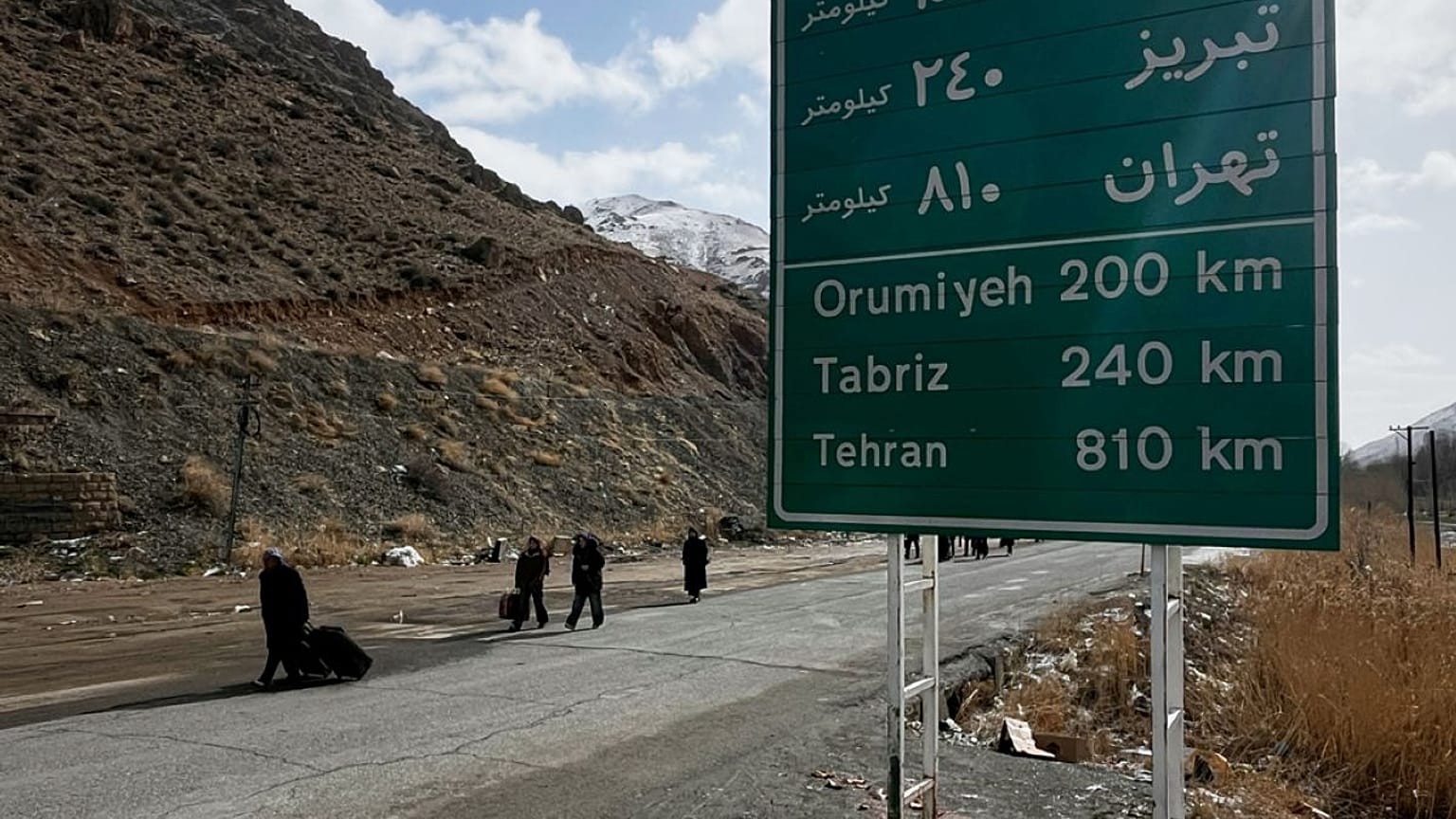  مسافرون يقتربون سيراً على الأقدام من المعبر الحدودي مع تركيا عند معبر رازي في رازي، إيران، السبت 4 أبريل 2026. 