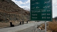  مسافرون يقتربون سيراً على الأقدام من المعبر الحدودي مع تركيا عند معبر رازي في رازي، إيران، السبت 4 أبريل 2026. 