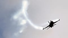 ILLUSZTRÁCIÓ: egy Lockheed Martin F-16-os bemutatórepülésen a 49. Párizsi Air Show-n, a Párizstól keletre fekvő Le Bourget repülőtéren, 2011. június 25.