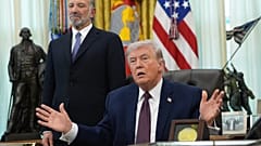 يجيب الرئيس دونالد ترامب على أسئلة الصحفيين بعد توقيع أمر تنفيذي في المكتب البيضاوي بالبيت الأبيض