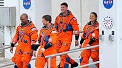 Az Artemis II űrhajósok elhagyják a Kennedy Űrközpont műveleti és ellenőrző épületét 2026. április 1-jén, szerdán Cape Canaveralban, a floridai Cape Canaveralban.