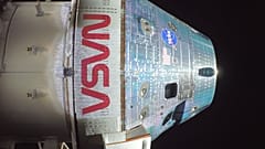 Das von der NASA veröffentlichte Foto zeigt die Außenseite des Orion-Raumschiffs Integrity während der Artemis-II-Mission auf dem Weg zum Mond am dritten April 2026.