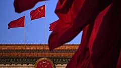 Eine chinesische Flagge weht am Mittwoch, den 11. März 2026, vor der Großen Halle des Volkes in Peking, China.