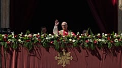 XIV. Leó pápa az Urbi et Orbi - latinul "Róma városának és a világnak" - áldás után a Szent Péter-bazilika központi loggiáján 2026. március 5-én