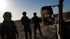 جنود إسرائيليون يظهرون بالقرب من حدود قطاع غزة في جنوب إسرائيل، الاثنين 4 مارس 2024.