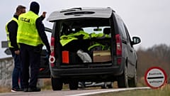 Funkcjonariusze polskiej policji kontrolują samochód, 15 listopada 2021 r.