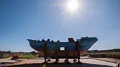 Libya açıklarında alabora olan bir balıkçı teknesinin kalıntıları İtalya'nın Sicilya bölgesindeki Mellili kasabasında bulunan NATO üssünün önünde yatıyor. Adli tıp patologlarından oluşan bir ekip