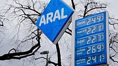 München: An einer Tankstelle zeigt eine Anzeigetafel am Samstag, dem vier April 2026, die aktuellen Spritpreise.