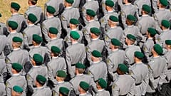 Bundeswehrrekruten nehmen 4.09.2025, vor dem Landtag von Nordrhein-Westfalen an einer Vereidigungszeremonie teil
