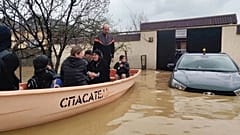 Standbild aus einem Video des Pressedienstes des russischen Katastrophenschutzministeriums: Mitarbeiter des Katastrophenschutzministeriums evakuieren Menschen aus dem Überschwemmungsgebiet im Bezirk Derbent, Republik Dagestan, 5. April 2026.