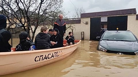 Standbild aus einem Video des Pressedienstes des russischen Katastrophenschutzministeriums: Mitarbeiter des Katastrophenschutzministeriums evakuieren Menschen aus dem Überschwemmungsgebiet im Bezirk Derbent, Republik Dagestan, 5. April 2026.