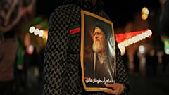 Ein Mann hält ein Bild des verstorbenen iranischen Ayatollah Ali Khamenei während einer regierungsfreundlichen Versammlung auf einem Platz in Teheran, 5. April 2026