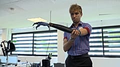 Alberto Orozco testet in Guadalajara, Mexiko, einen Prototyp eines Roboterarms, der sich über einen einzigen Muskelsensor steuern lässt, 19. März 2026