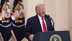 الرئيس الأميركي دونالد ترامب يتحدث عن الحرب مع إيران من قاعة “كروس هول” في البيت الأبيض، يوم الأربعاء 1 أبريل/نيسان 2026، في واشنطن.