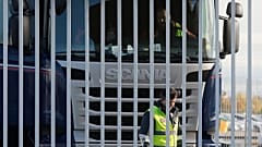 Ένας φρουρός ασφαλείας στέκεται δίπλα σε ένα φορτηγό πίσω από μια πύλη έξω από το κύριο κέντρο logistics της Amazon στη Μαδρίτη της Ισπανίας, στις 22 Νοεμβρίου 2018.