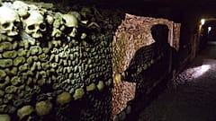 Das Innere der Katakomben in Paris - Archiv