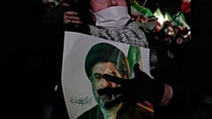 امرأة تحمل صورة المرشد الأعلى الإيراني آية الله مجتبى خامنئي خلال تجمع مؤيد للحكومة في ساحة غرب طهران، إيران، الأربعاء 25 مارس 2026. 