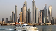 ARCHIV: Ein Boot fährt an den Wolkenkratzern der Marina-Uferpromenade vorbei, gesehen von der Palm Jumeirah in Dubai, Vereinigte Arabische Emirate, 22. September 2018.
